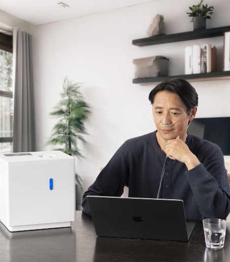 PCで仕事をする男性の写真