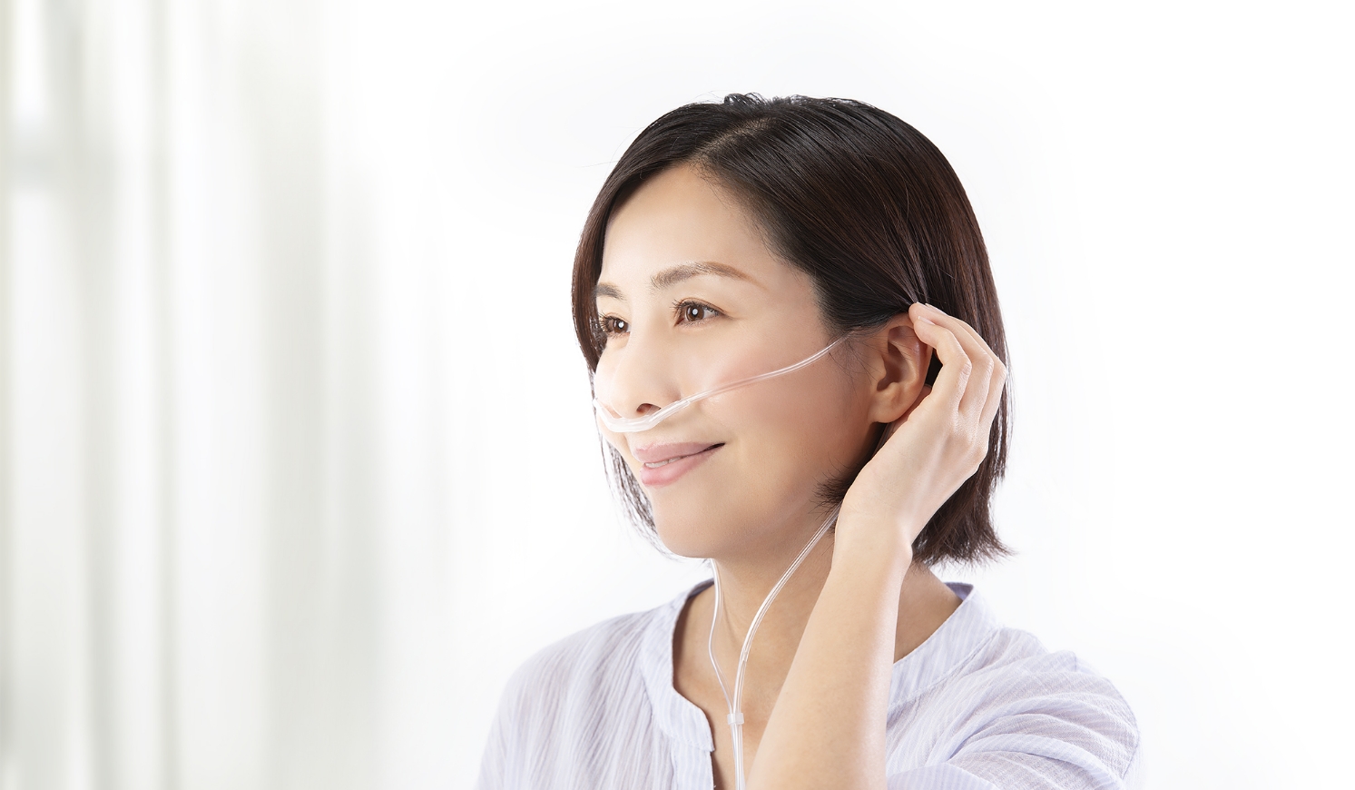 水素吸気器を使用している女性