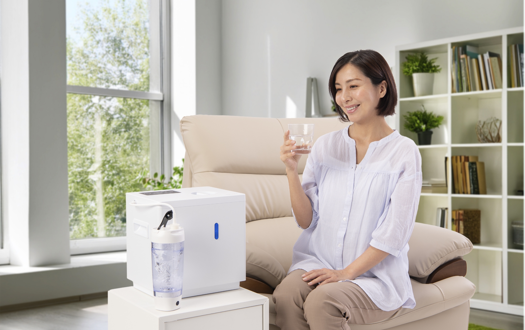 コップの水を飲んでいる女性